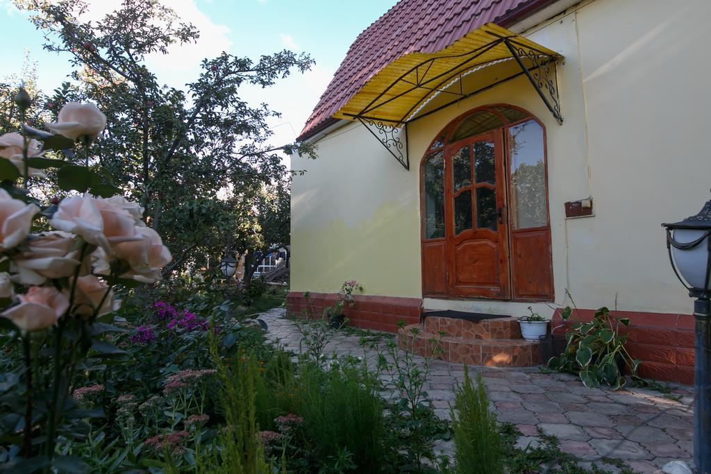 Jamilya'S B&B Guest House Karakol Ngoại thất bức ảnh