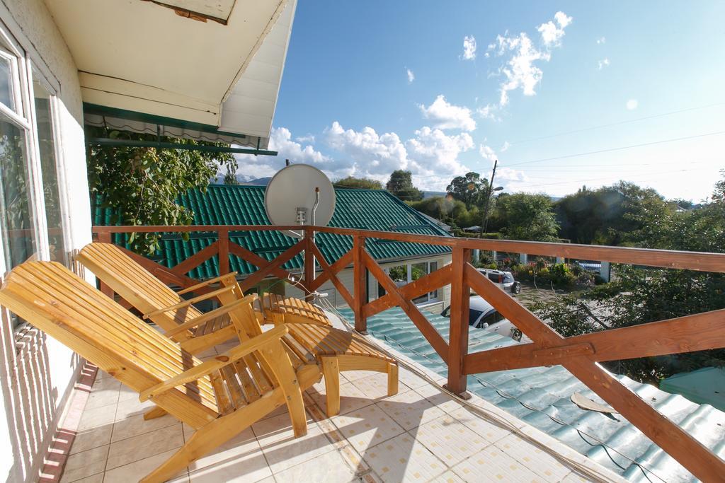Jamilya'S B&B Guest House Karakol Ngoại thất bức ảnh